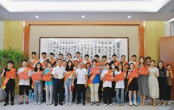潛心篤志，筑夢啟航——廣東霸王花集團(tuán)舉行2023年高考獎學(xué)金發(fā)放儀式