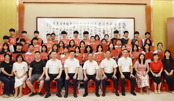 暖心護航夢想，共赴青春新程 ▏廣東霸王花集團舉行2025年員工子女高考獎學金發放儀式