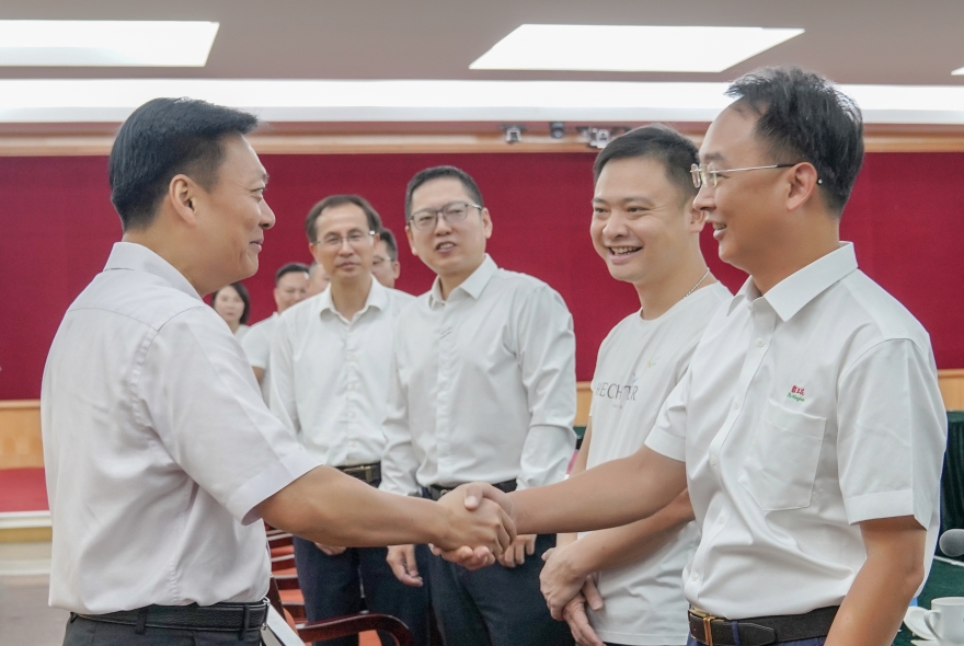 1.何國森書記會見霸王花集團(tuán)總裁-2.jpg
